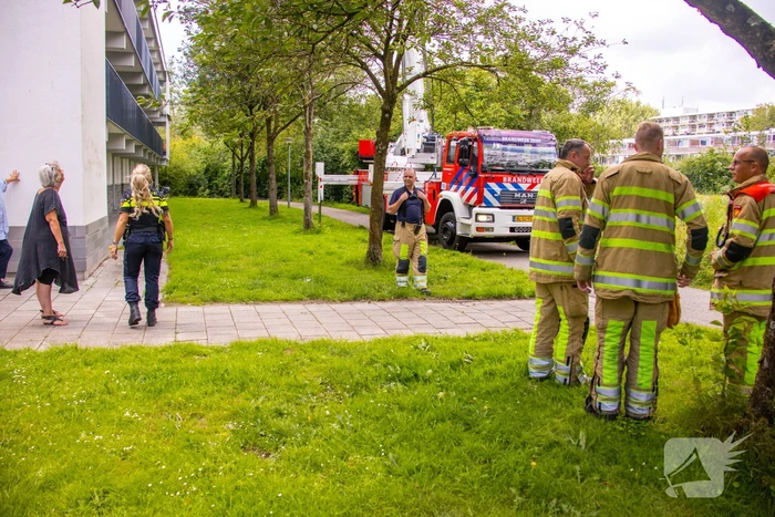 Bejaarde door medebewoners uit woning gered