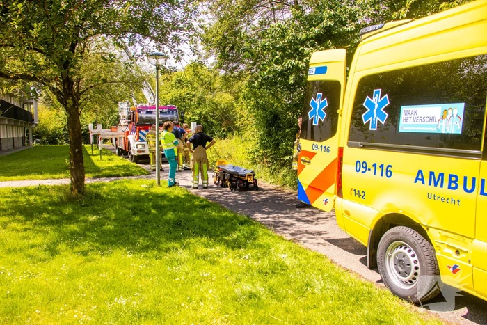Bejaarde door medebewoners uit woning gered
