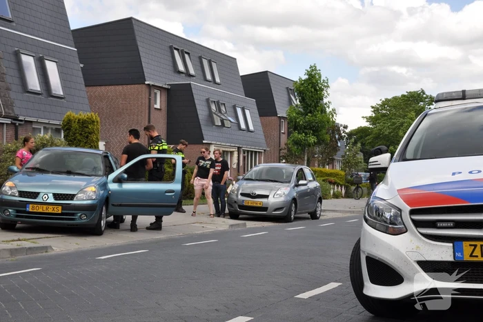 Twee auto's botsen met elkaar