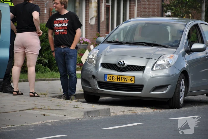 Twee auto's botsen met elkaar