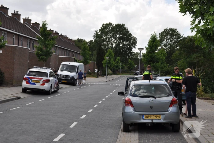 Twee auto's botsen met elkaar