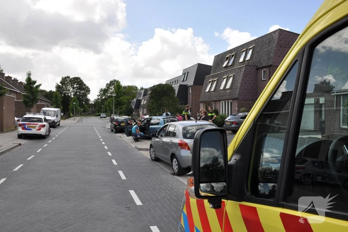Twee auto's botsen met elkaar