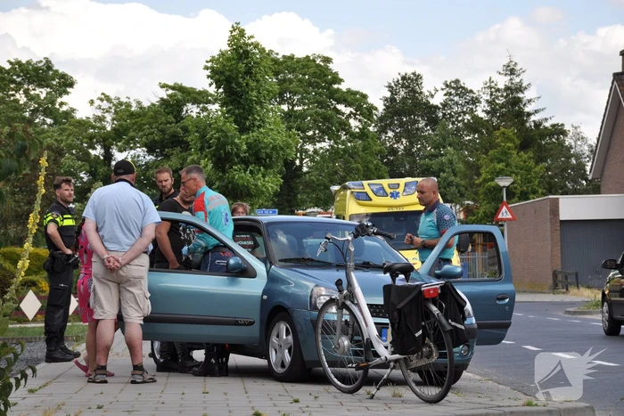 Twee auto's botsen met elkaar