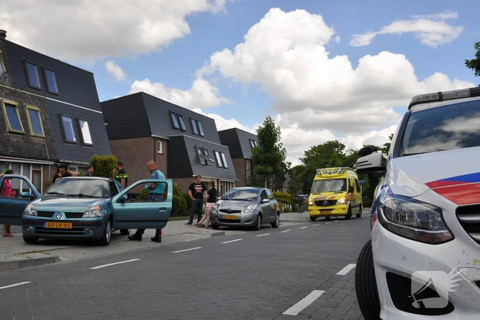 Twee auto's botsen met elkaar