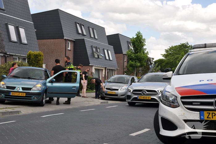 Twee auto's botsen met elkaar