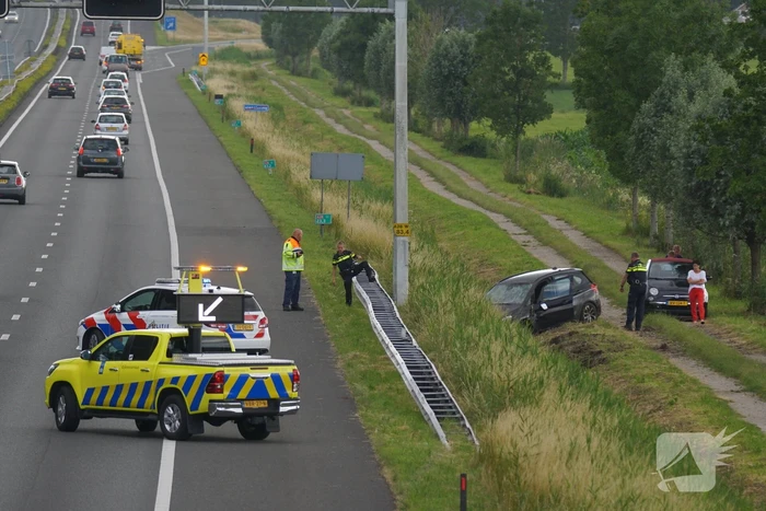Auto belandt in greppel naast snelweg