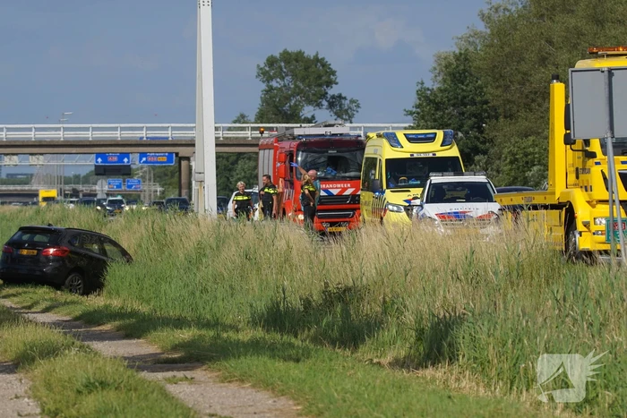 Auto belandt in greppel naast snelweg