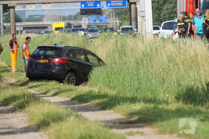 Auto belandt in greppel naast snelweg