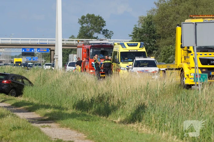 Auto belandt in greppel naast snelweg