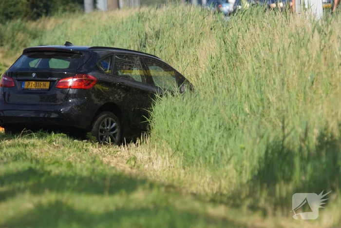 Auto belandt in greppel naast snelweg