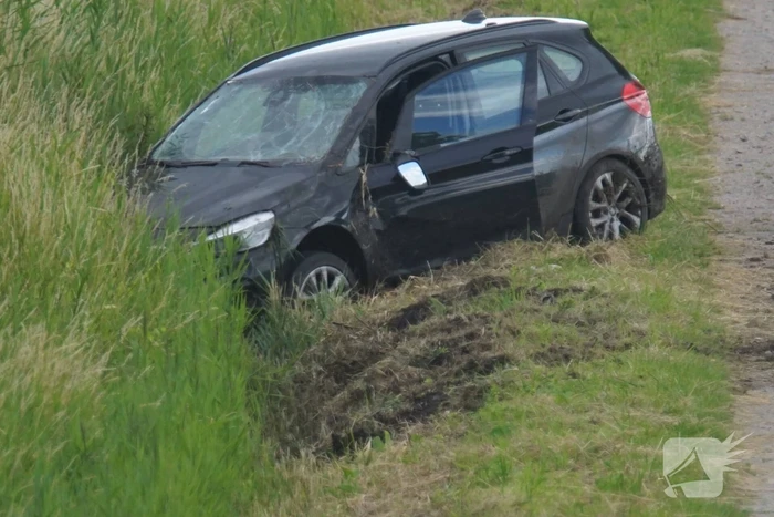 Auto belandt in greppel naast snelweg