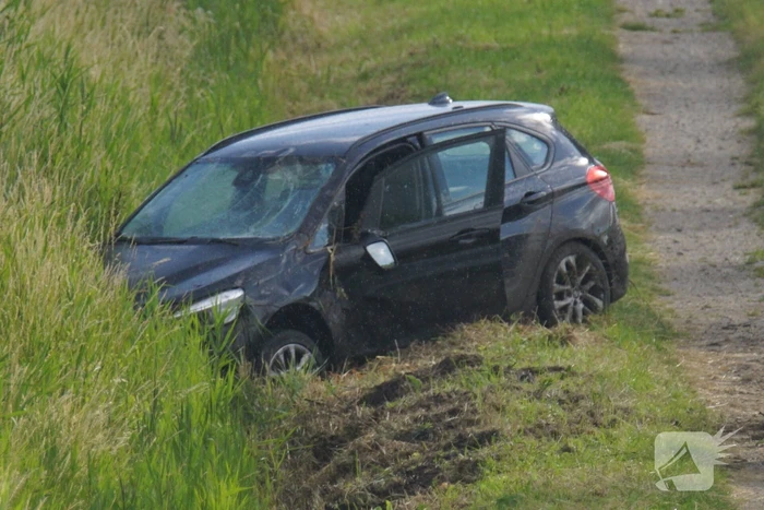 Auto belandt in greppel naast snelweg