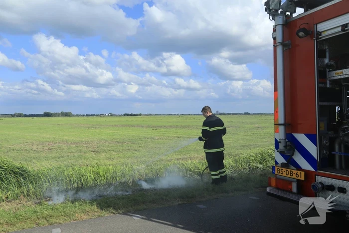 Berm vliegt in brand in buitengebied