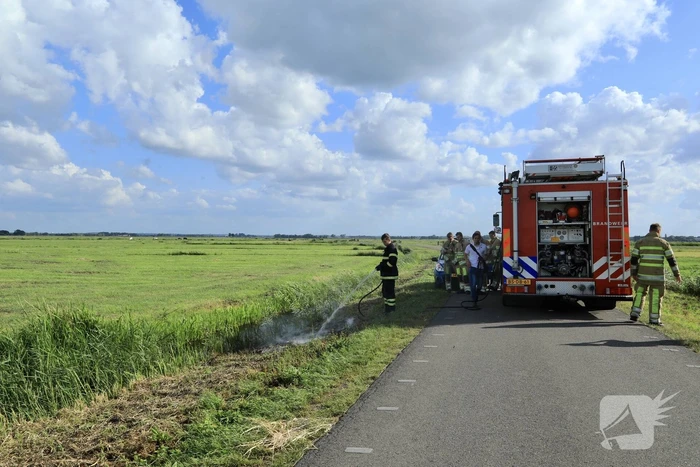 Berm vliegt in brand in buitengebied