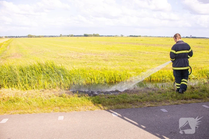Berm vliegt in brand in buitengebied