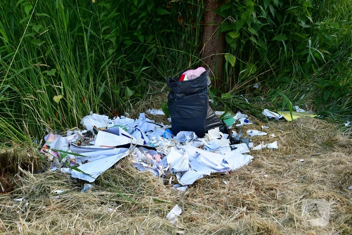 Oud papier met schoolwerken gedumpt op parkeerplaats Gelderse Hout