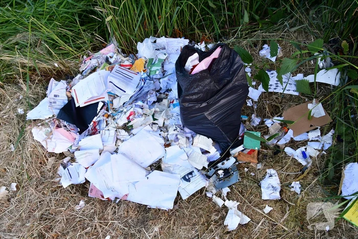 Oud papier met schoolwerken gedumpt op parkeerplaats Gelderse Hout