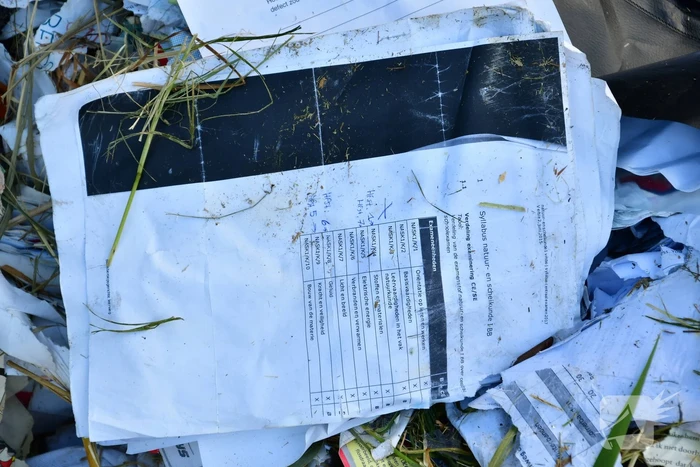 Oud papier met schoolwerken gedumpt op parkeerplaats Gelderse Hout