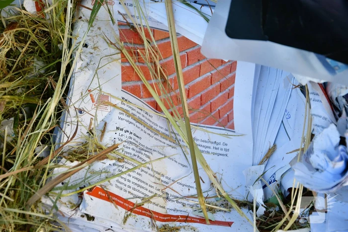 Oud papier met schoolwerken gedumpt op parkeerplaats Gelderse Hout
