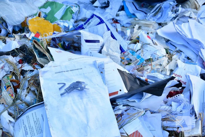 Oud papier met schoolwerken gedumpt op parkeerplaats Gelderse Hout