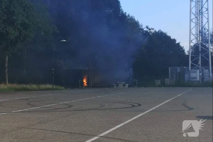 Container op parkeerplaats in brand