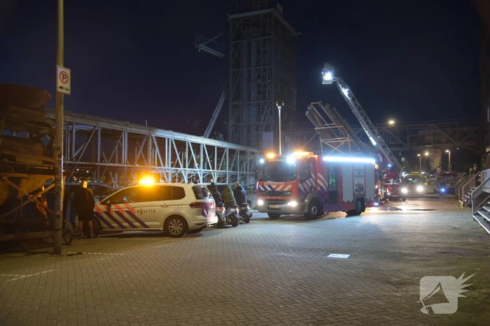 Omstanders halen persoon uit te water geraakte auto