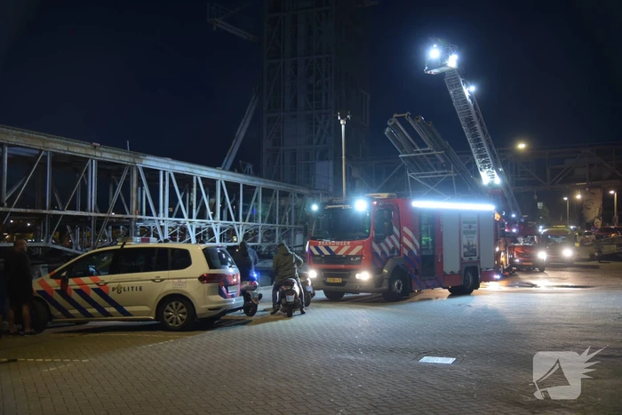 Omstanders halen persoon uit te water geraakte auto