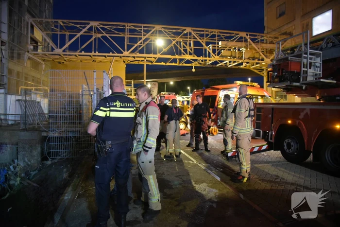 Omstanders halen persoon uit te water geraakte auto