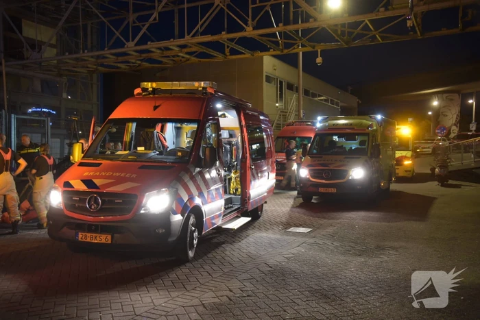 Omstanders halen persoon uit te water geraakte auto