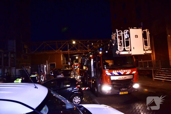Omstanders halen persoon uit te water geraakte auto