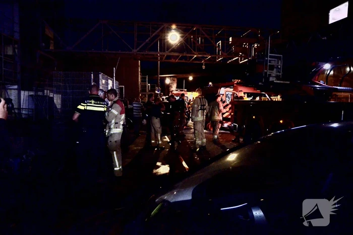 Omstanders halen persoon uit te water geraakte auto