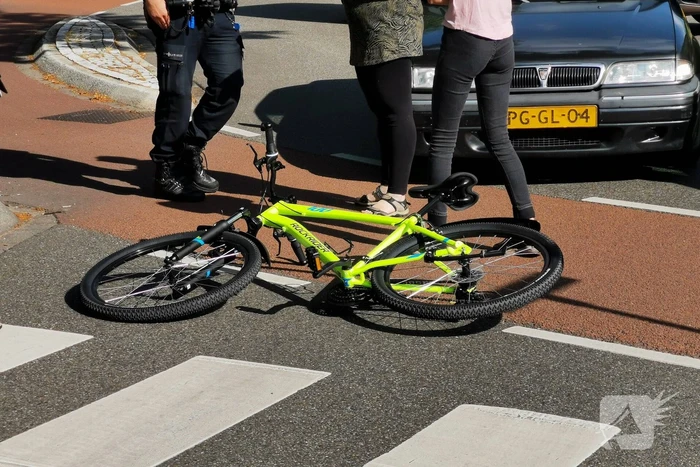Overstekende fietser aangereden op rotonde