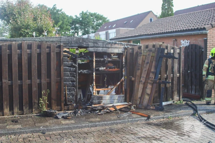 Schuur en schutting verwoest door onkruidbrander