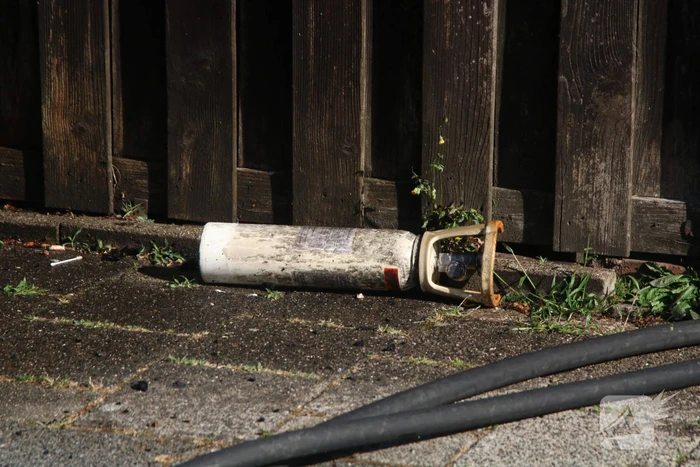 Schuur en schutting verwoest door onkruidbrander