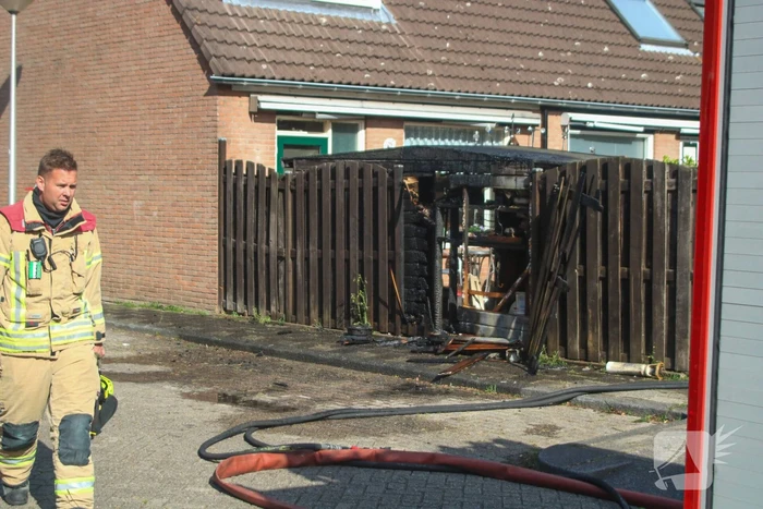 Schuur en schutting verwoest door onkruidbrander