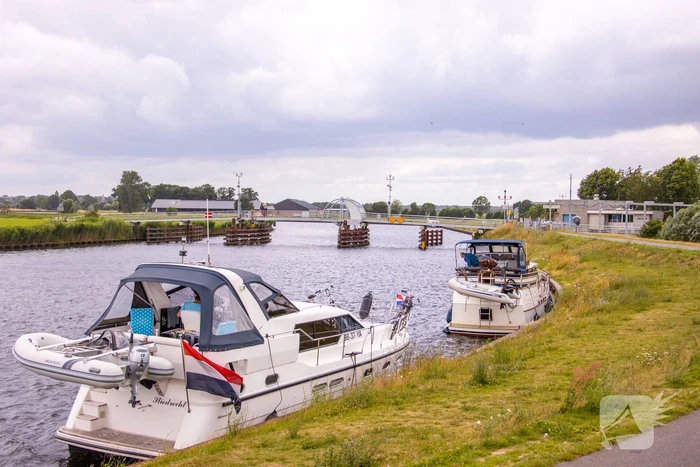 Fietsers kruipen onder slagbomen Malebrug