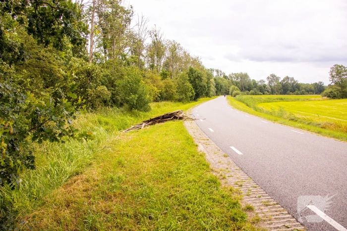 Oude schutting langs de weg gedumpt