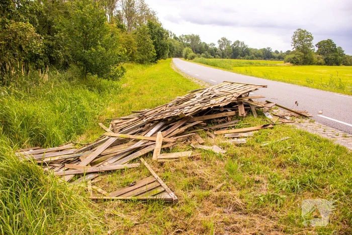 Oude schutting langs de weg gedumpt