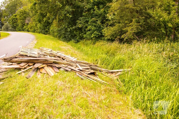 Oude schutting langs de weg gedumpt