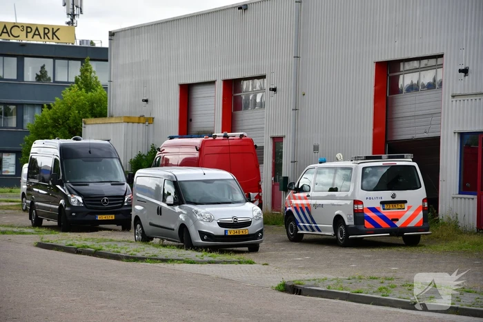 Zwaarbewapende agenten vallen loods binnen