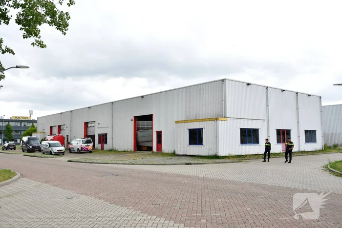 Zwaarbewapende agenten vallen loods binnen