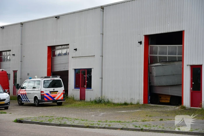 Zwaarbewapende agenten vallen loods binnen