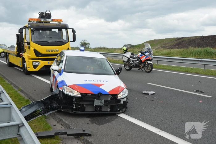 Politiewagen betrokken bij aanrijding op snelweg