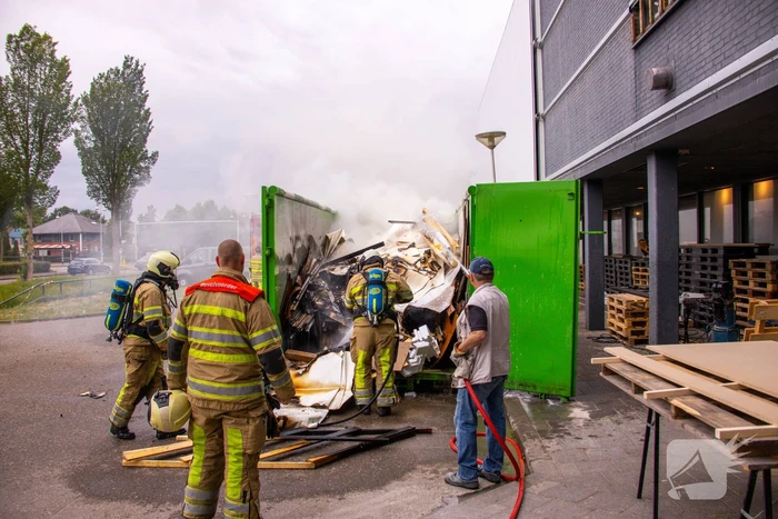 Afvalcontainer vliegt in brand Piet Klerkx