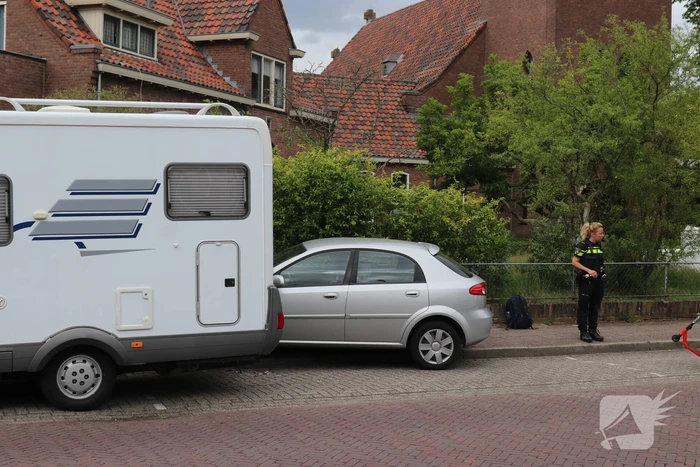 Automobilist botst op stilstaande camper