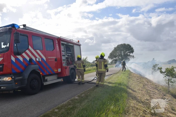 Veel rook bij brand op dijk