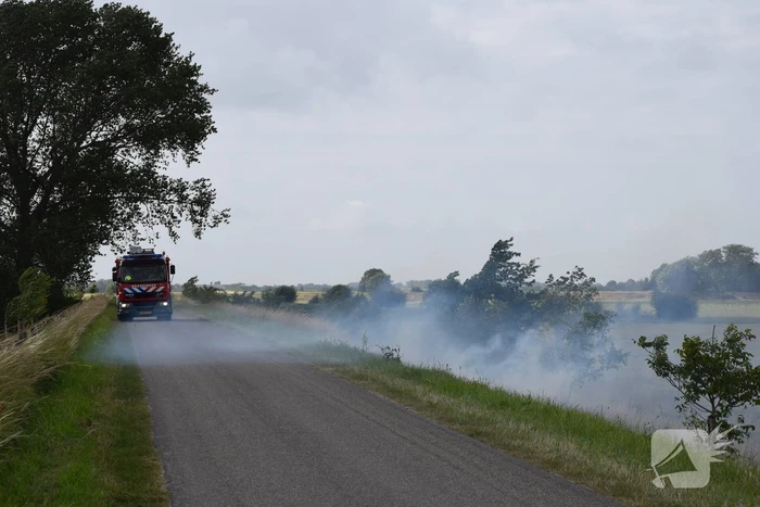 Veel rook bij brand op dijk