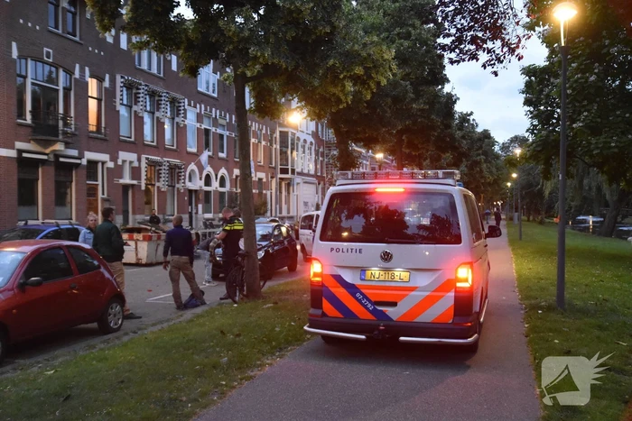 Fietser botst op rijdende auto