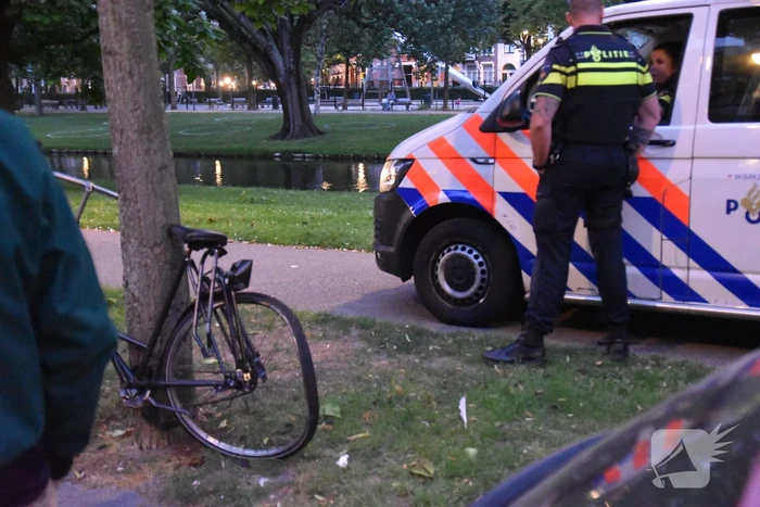 Fietser botst op rijdende auto