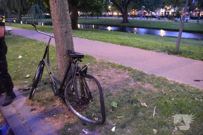 Fietser botst op rijdende auto